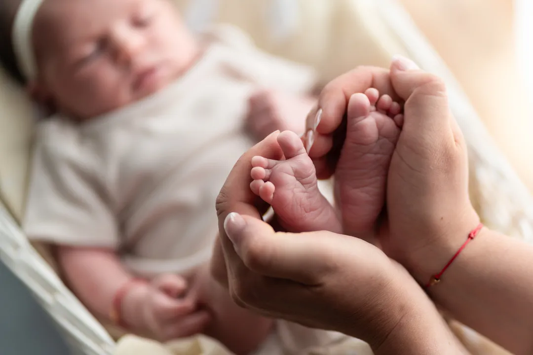 Foto eines Babys, fokus auf ihre Füße