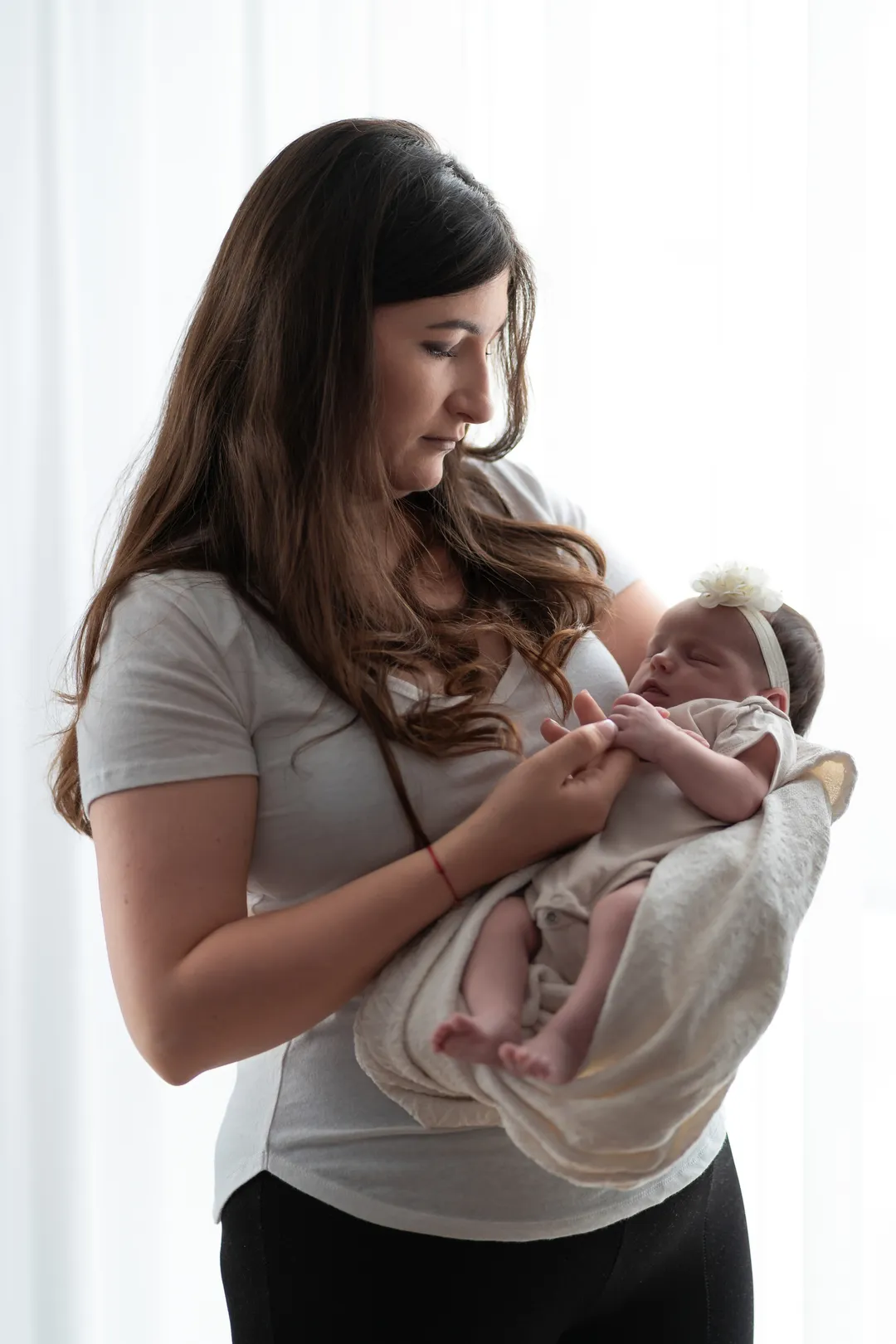 Foto einer Frau, die ihr Baby hält