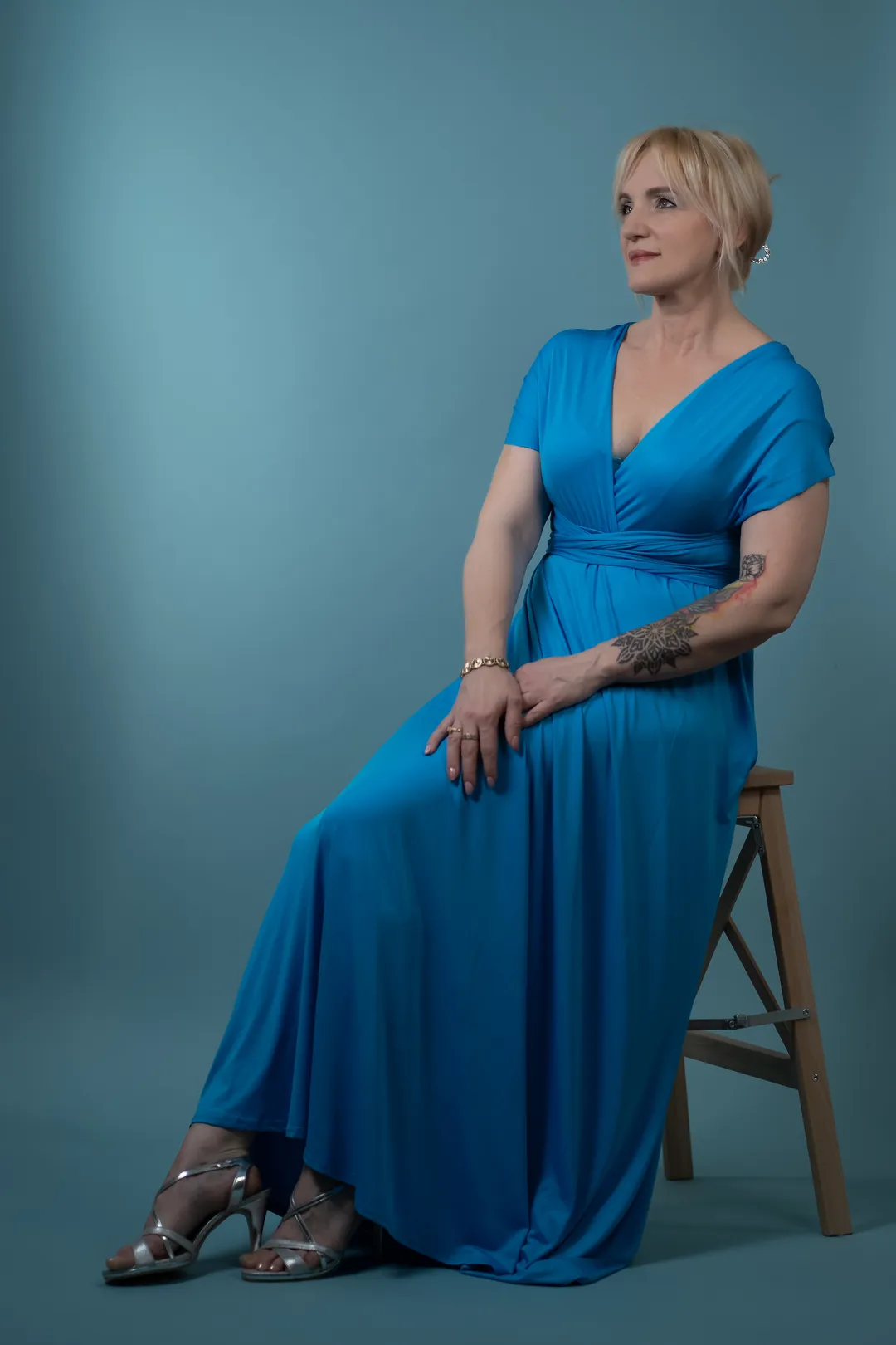 Porträt einer Frau im blauen Kleid und blauen Hintergrund