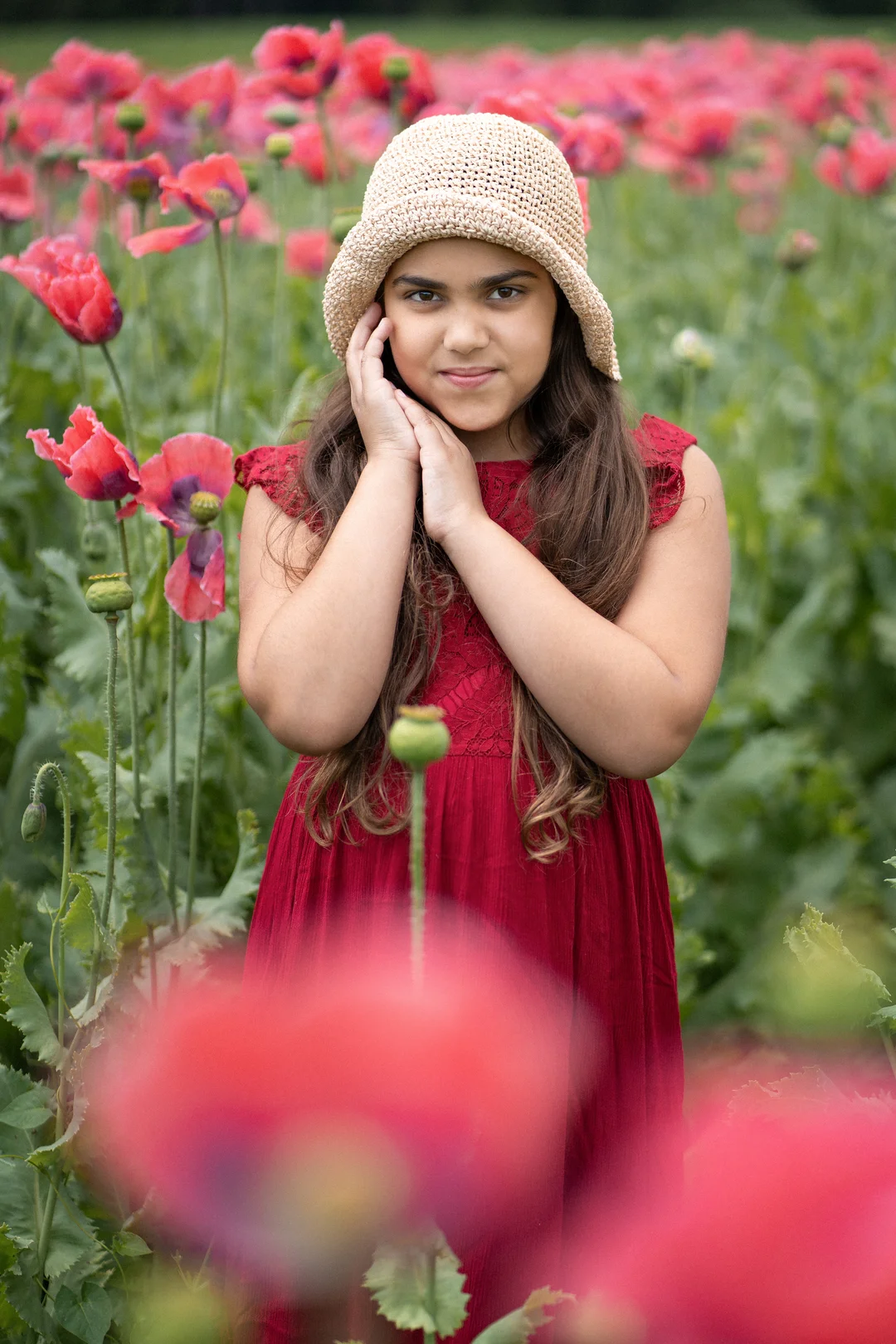 Foto eines Mädchens im Freien, zwischen Blumen