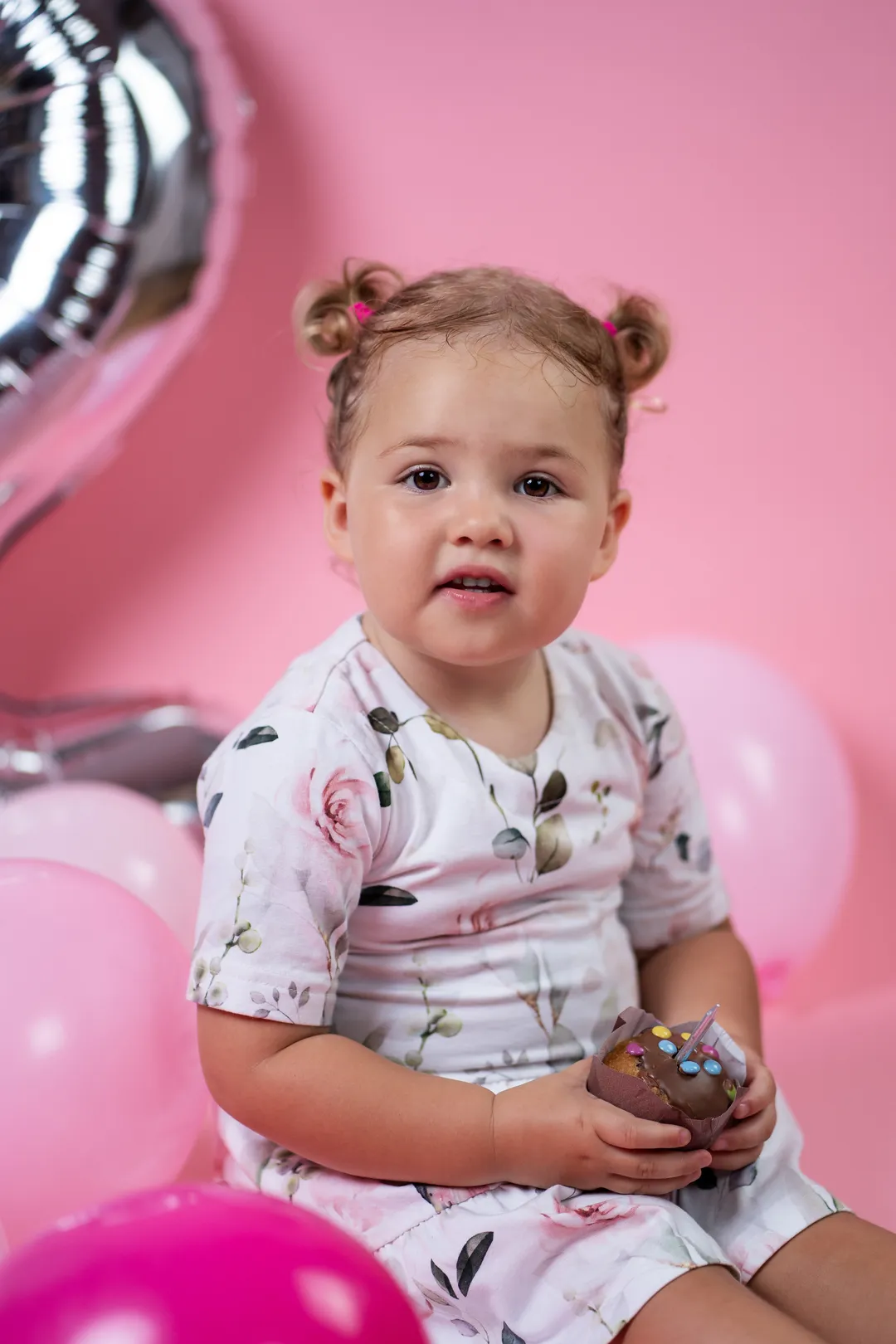 Porträt eines jungen Mädchens während eines Geburtstags Fotoshooting, pinked Hintergrund